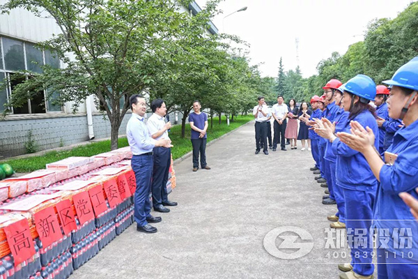 郑州高新区党工委、管委会到尊龙凯时人生就是博开展送清凉慰问活动